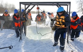 Вырезанные ледяные кубы достали из реки, чтобы освободить доступ к "конденсатному пятну"