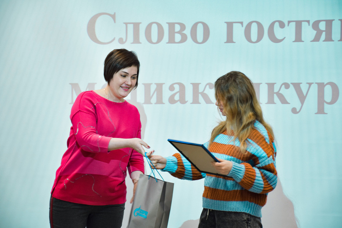 Авторы одного из проектов получили приз от ООО "Газпром добыча Оренбург", который вручила Анна Еремеек, пресс-секретарь, начальник службы по связям с общественностью и СМИ предприятия
