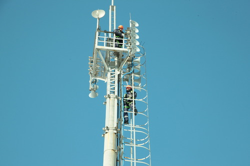 Бригада линейно-технического участка радиосвязи проводит обслуживание антенно-мачтового сооружения (фото из архива)