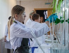 Лаборант химического анализа Ирина Бузулукская определяет содержание хлоридов в пробе воды с помощью нитрата серебра методом титрования
