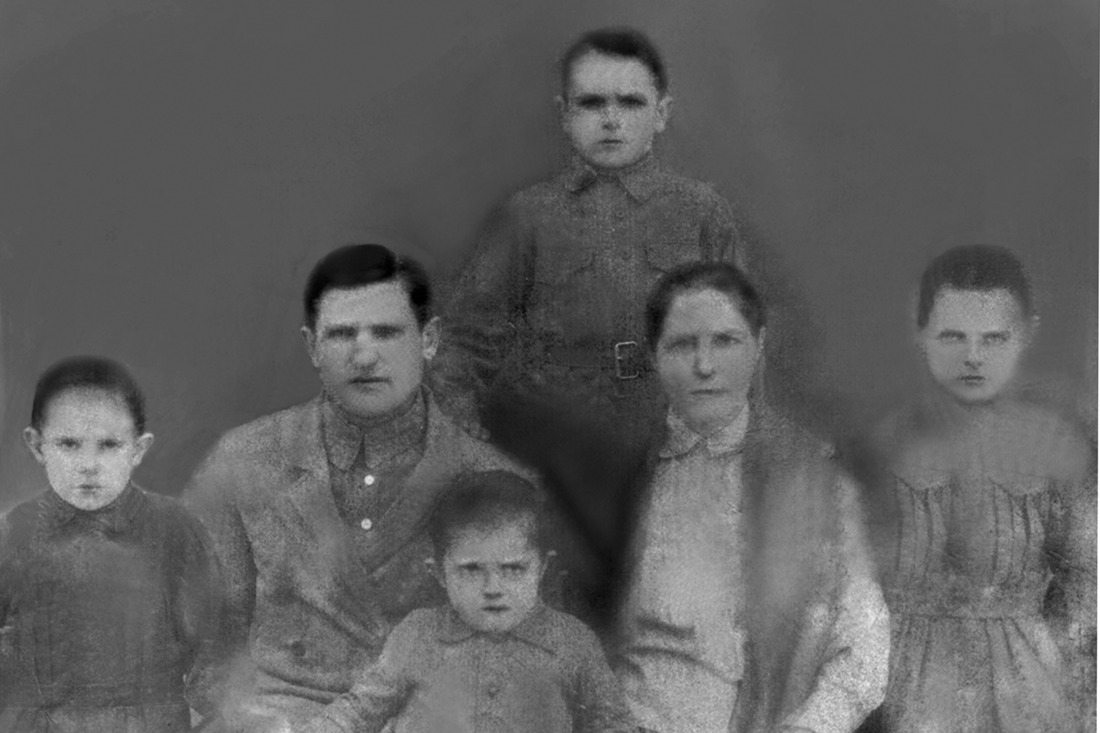 Семья Рожковых: Семен Кузьмич и Марина Павловна, дети Григорий (на заднем плане), Сергей (справа), Павел (слева), Коля (в центре). 1929 год