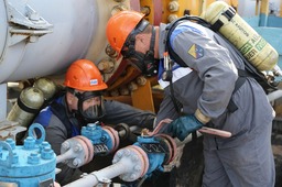 Респираторщики Валерий Попов и Сергей Мироненко устанавливают заглушки на трубопровод, чтобы обеспечить безопасное проведение работ