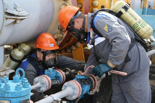 Респираторщики Валерий Попов и Сергей Мироненко устанавливают заглушки на трубопровод, чтобы обеспечить безопасное проведение работ
