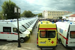 Строй из 60 автомобилей скорой помощи занял всю площадь на набережной реки Урал