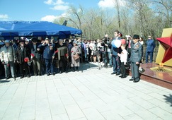 Участники открытия сквера в поселке Ростоши почтили память тех, кого уже нет с нами