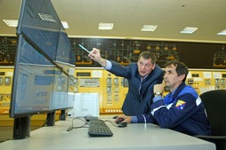 Начальник установки У-380 Владимир Клюкин и машинист технологических компрессоров Игорь Тютьков следят за показаниями работы центробежных компрессоров