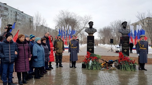 В открытии мемориала приняли участие родные погибших воинов, бывшие коллеги из ООО "Газпром добыча Оренбург", представители региональной и городской власти