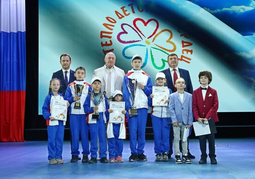 Победители и призеры фестиваля "Тепло детских сердец" с организаторами форума