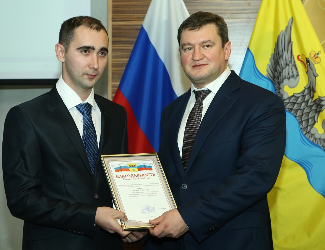 Игорь Лежнев тренирует детей в Центре настольного тенниса России