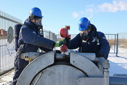 Трубопроводчики линейные Кирилл Гладышев и Вячеслав Рысин устанавливают манометр для замера давления в камере перед запуском поршня в трубопровод