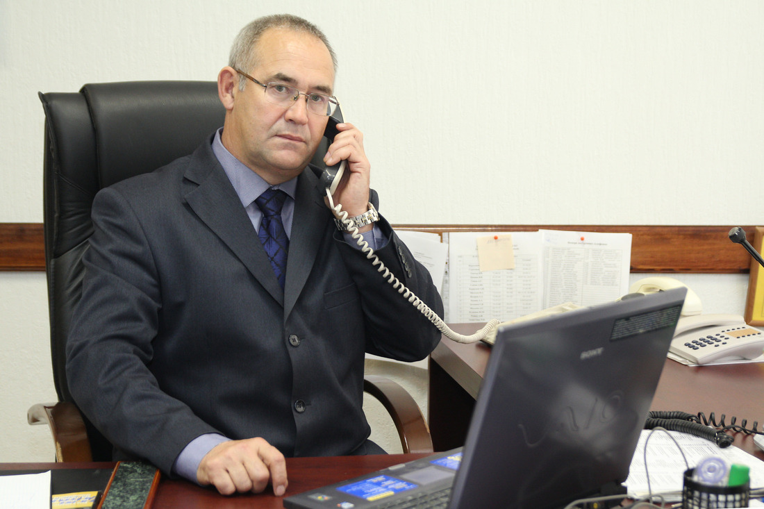 Фанур Ахмадеев в рабочем кабинете в газопромысловом управлении