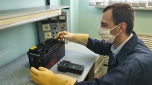 Инженер электросвязи Алексей Вержинский осуществляет контроль электрических параметров аккумуляторной батареи автоматической локальной системы оповещения