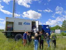 Студенты осматривают передвижную экологическую лабораторию