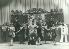 Эстрадный театр "Иллюзион", 80-е годы прошлого века. Творческий коллектив успешно выступает на сцене и сейчас