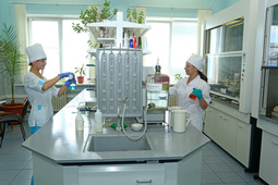 Лаборанты химического анализа Эльвира Кулуева (слева) и Елена Отпущнекова выполняют контроль качества масел