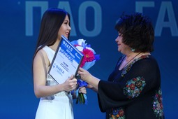 Диплом лауреата третьей степени Юлии Яхиной вручила Марина Полтева