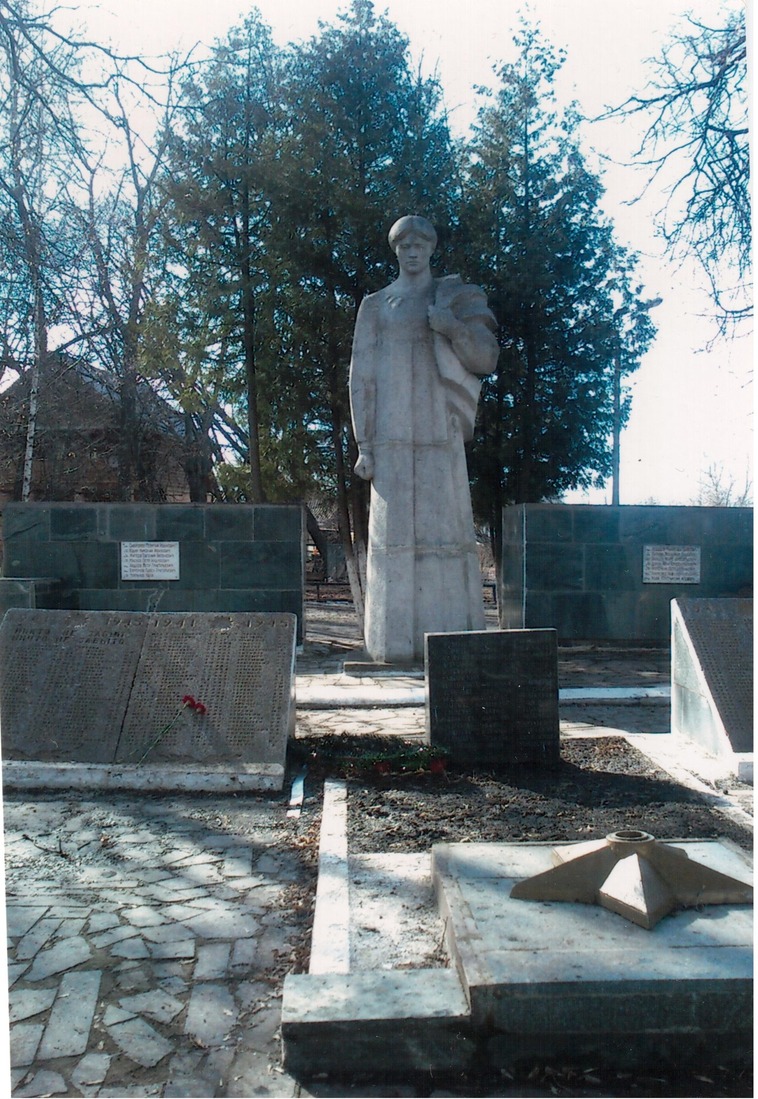 Памятник на братской могиле в Орловской области