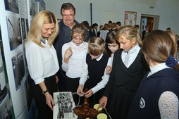 Практика выездных экскурсий в сельские школы Оренбуржья стала традицией для музея истории предприятия