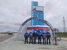 Фото на память у стелы, символизирующей единство высоких технологий ПАО "Газпром"