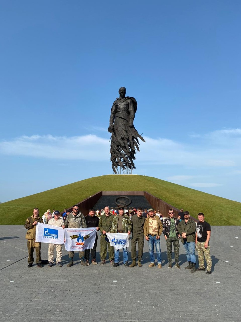 Оренбургский поисковый отряд у Ржевского мемориала Советскому Солдату