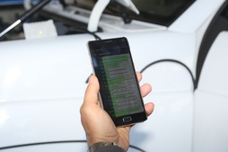 С помощью смартофона, в который загружено специальное приложение, диагностику электроники автотранспорта можно проводить даже на трассе