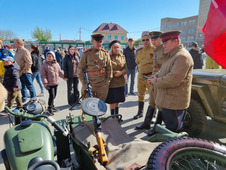 Выставка военного транспорта на железнодорожном вокзале города Оренбурга