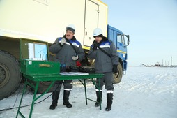 Инженеры средств радио и телевидения Антон Стариков и Павел Корнеев готовят оборудование к работе в полевых условиях