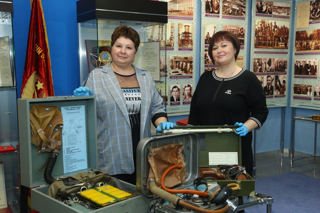 Начальник учебно-производственного центра Татьяна Ковалева (слева) передала новые экспонаты заведующей музея Оксане Вождаевой