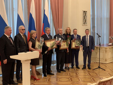 Заместитель генерального директора ООО "Газпром добыча Оренбург" Николай Харитонов на церемонии награждения (четвертый слева)