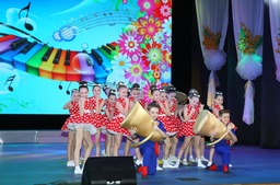 Детский творческий коллектив на сцене ДКиС "Газовик"