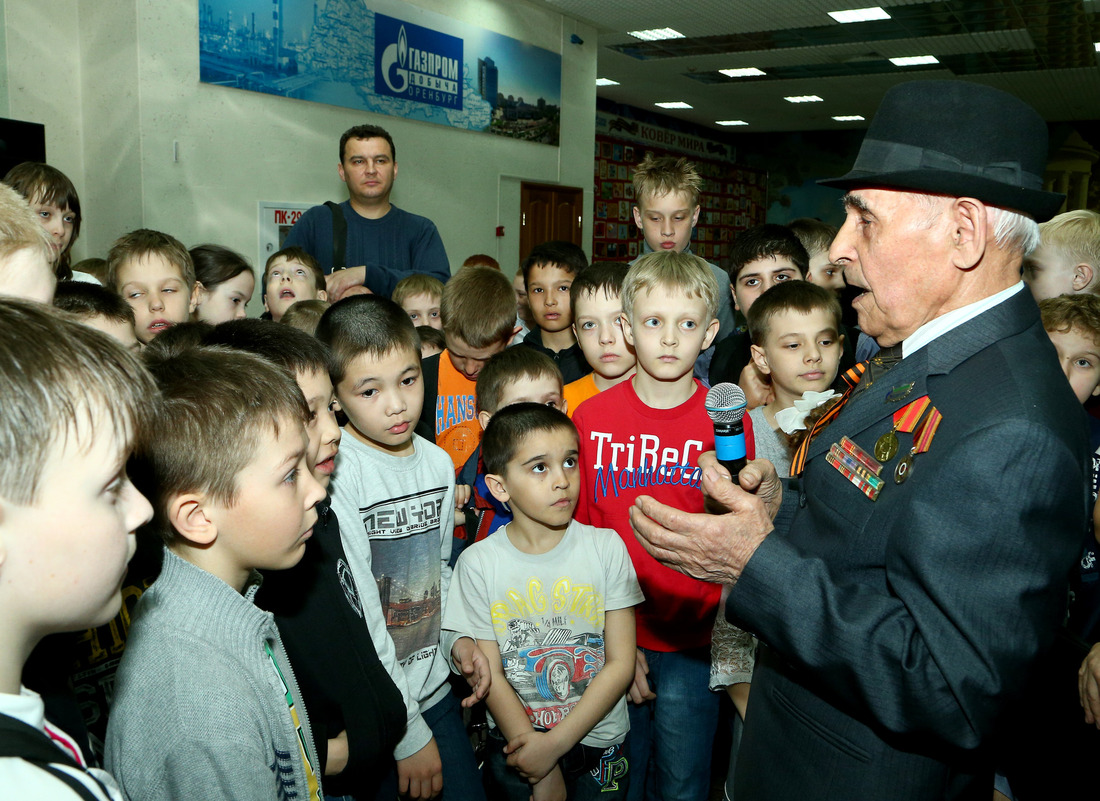 Представители молодого поколения задавали вопросы и с интересом слушали пожилых людей