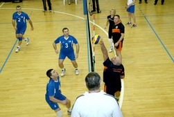 Волейбольный матч команд гелиевого завода и правительства Оренбургской области
