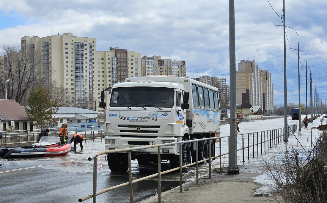 Оренбургские газодобытчики оказывали помощь оренбуржцам, проживающим в микрорайоне "Дубки", чье жилье оказалось в зоне подтопления