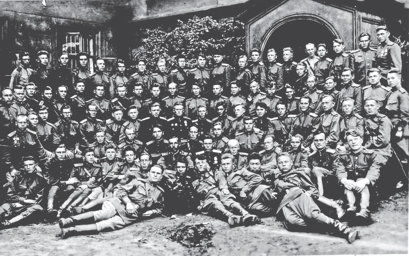 Офицеры 7-й роты. И. А. Сибагатуллин — первый справа во втором ряду. Польша, г. Бельск. 20 июня 1945 года