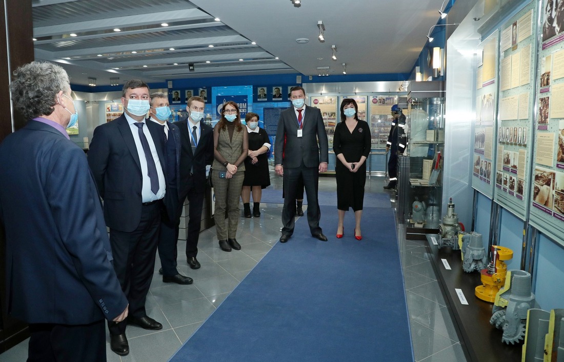 Участники совещания в Музее истории и трудовой славы ООО "Газпром добыча Оренбург"