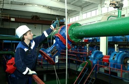 Оператор дистанционного пульта управления Сергей Блахнин проверяет герметичность оборудования подачи реагента в подпиточный трубопровод
