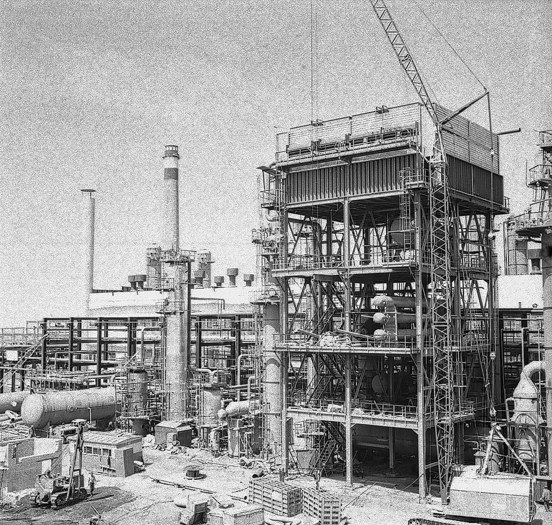 Строительство завода газ. Оренбургский газоперерабатывающий завод 1970. Оренбург газоперерабатывающей газоперерабатывающий завод. Газовый завод Оренбург. Заводы Оренбуржья.