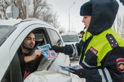 Водителям вручены памятки об особенностях управления транспортным средством зимой