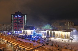 Атмосферу праздника создавало световое оформление фасадов зданий и новая ель около Дворца культуры и спорта «Газовик»
