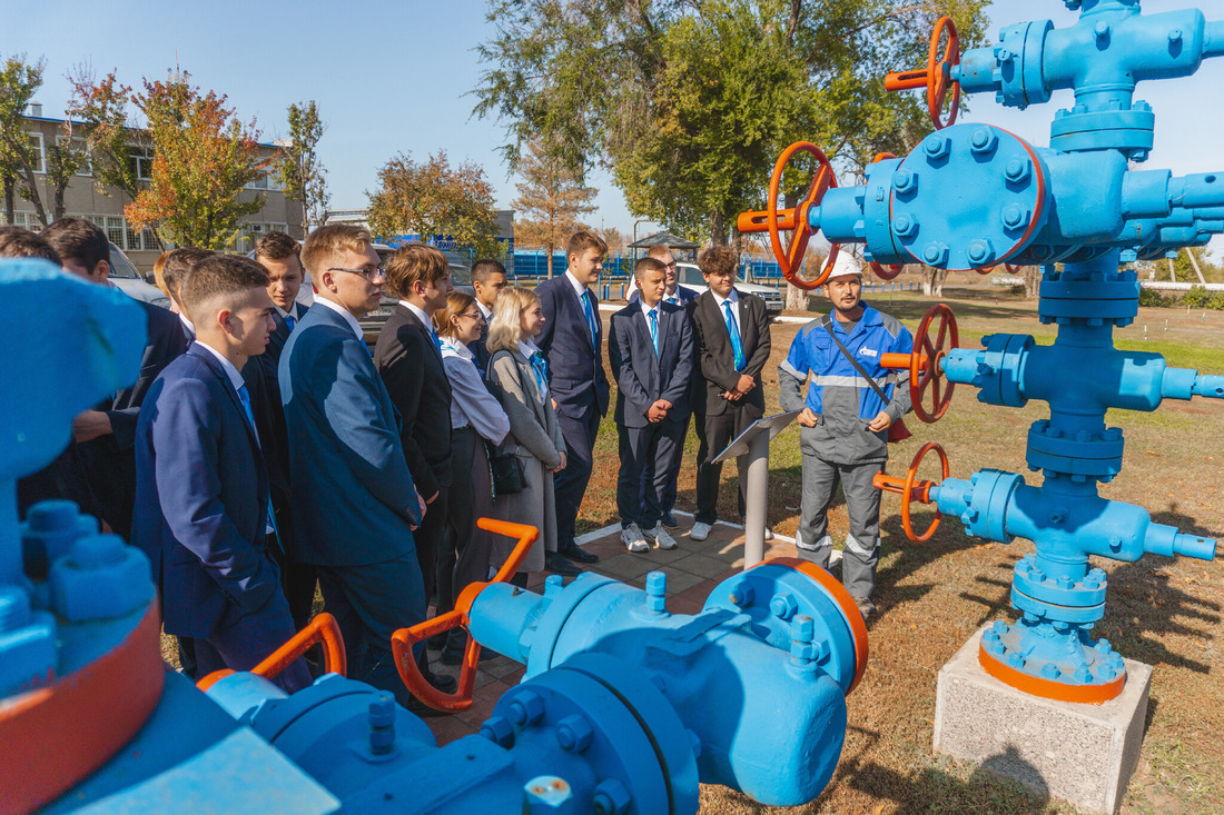 Ученики "Газпром — классов" в музее фонтанных арматур