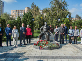 Разные поколения оренбуржцев встретились, чтобы почтить память выдающегося деятеля газовой отрасли Рема Вяхирева, в честь его 90-летия