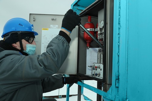 Оператор по добыче нефти и газа ОПС-12 Николай Учаев проводит ревизию автоматики безопасности на скважине, расположенной в пойменной зона