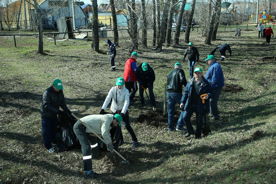 Жители села им. 9 Января наводят порядок в Заячьем овраге