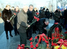 Работники ООО "Газпром добыча Оренбург" возложили цветы к Вечному огню