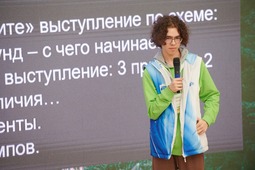 Участник оренбургской делегации Ярослав Божко показывает навыки выступления перед аудиторией