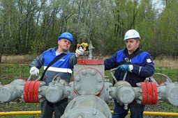 Оператор Максим Маслов (слева) и мастер Сергей Агрунов запускают нефтяную скважину в работу