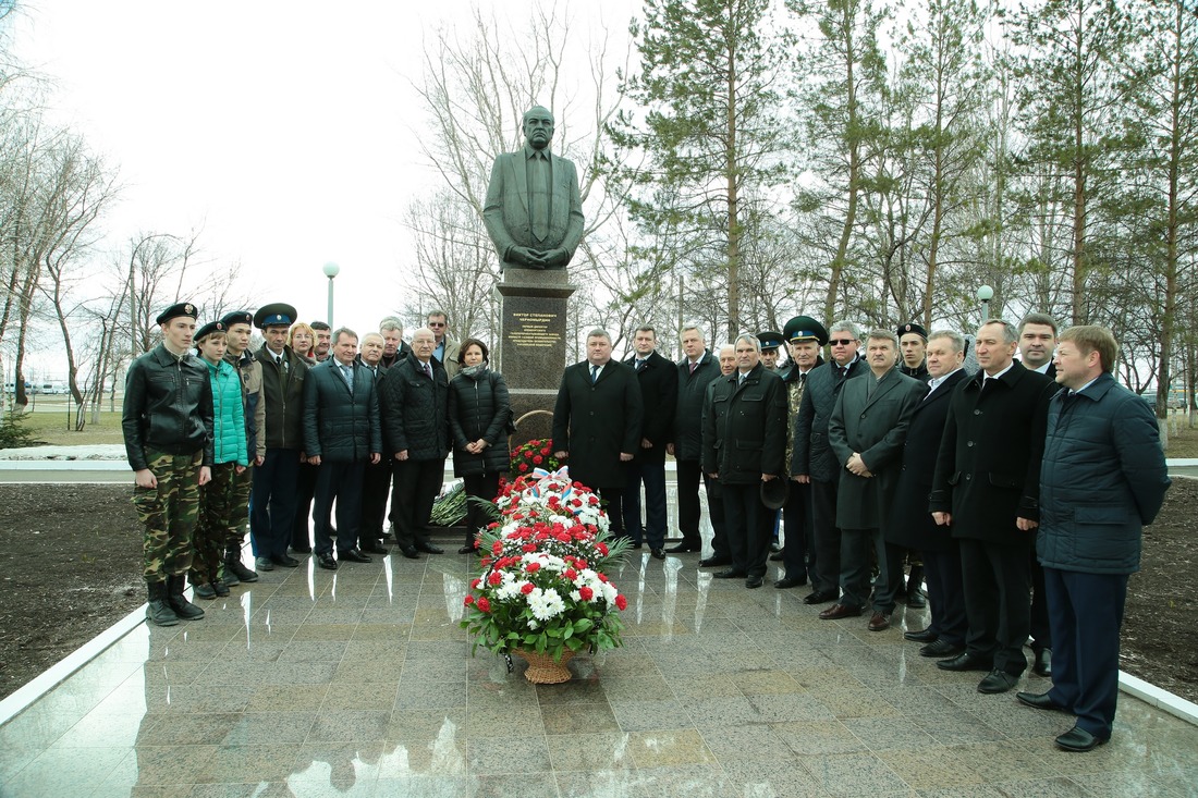 Первый директор ГПЗ и сейчас, увековеченный в бронзе, каждый день "встречает" заводчан