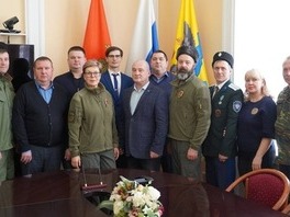 Борис Анисимов (в первом ряду в центре), Михаил Гладков (во втором ряду слева)