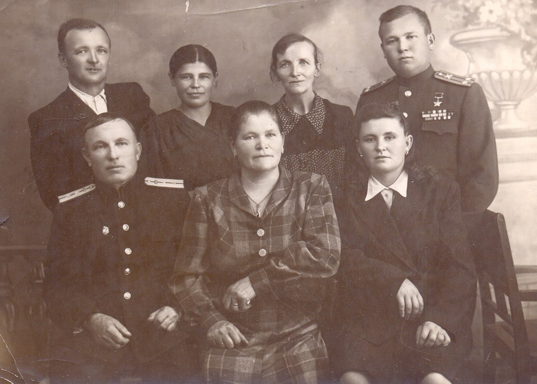 Алексей Александрович (крайний справа) с родными и близкими