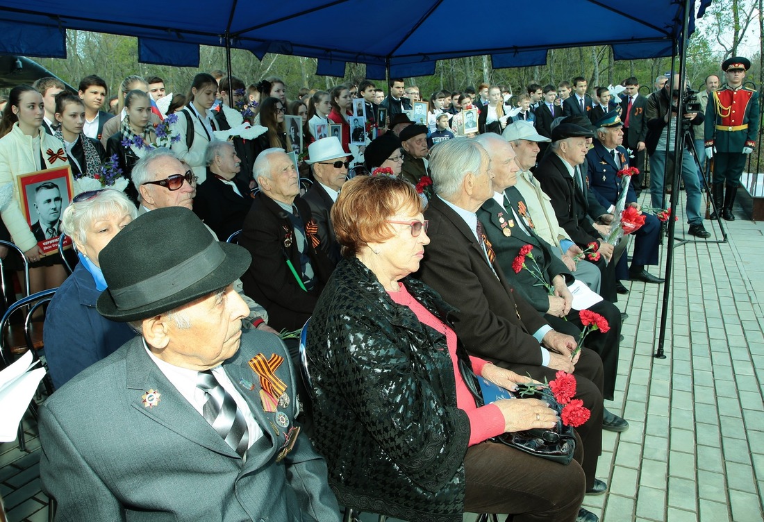 Ветераны на открытии сквера Победы в поселке Ростоши города Оренбурга